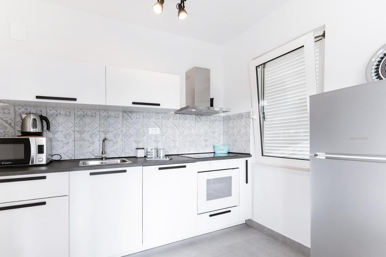Apartman Black & White *